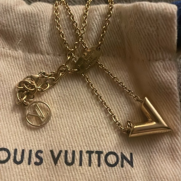 Louis Vuitton 100% Authentic Essential V Necklace with dust-bag & Box - Picture 5 of 8